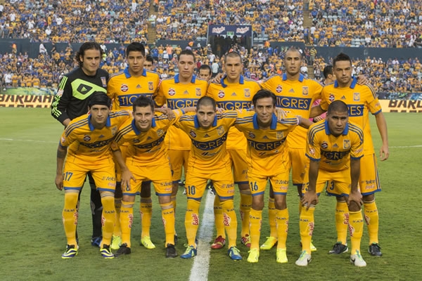Tigres juega con su clásico uniforme en amarillo.