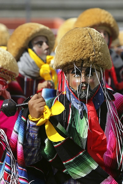Trajes típicos antes de iniciar el encuentro