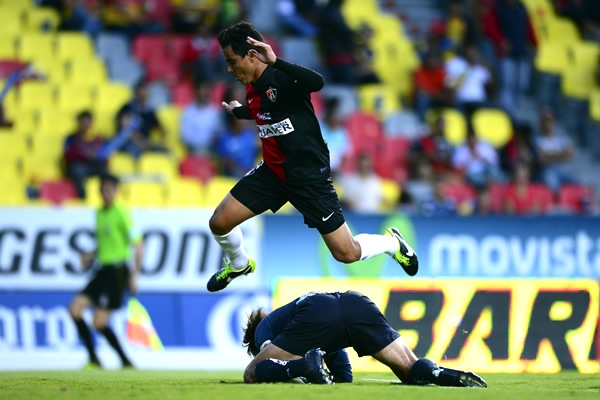 Trazos imprecisos de Cisneros para Omar Bravo. Sigue sin caer el gol.