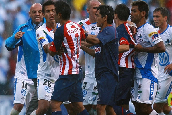 Trifulca en el Puebla-Chivas
