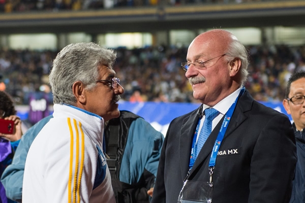 Tuca Ferretti con Enrique Bonilla, presidente de la Liga MX.