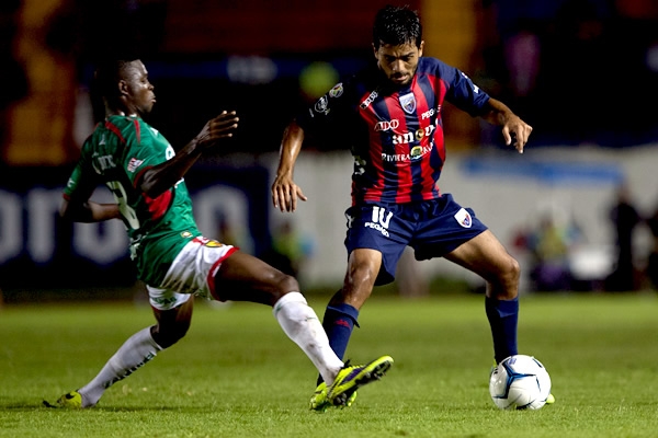 Venegas es fuerte en cada cobertura y no deja que Chiapas ataque.