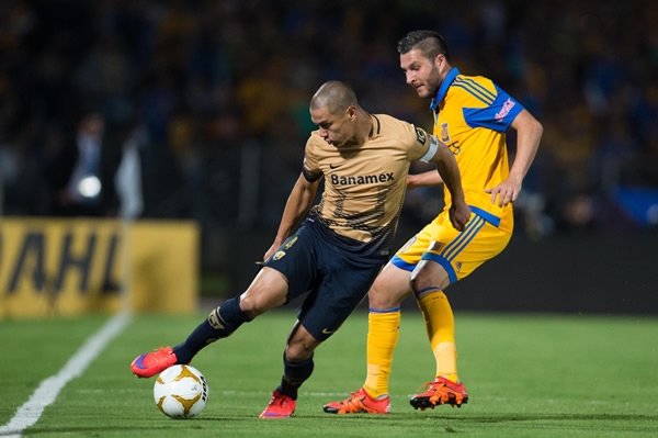 Verón y Gignac tuvieron un duelo muy físico.