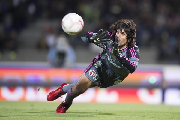 Vilar volaba para defender su marco de los disparos rivales.