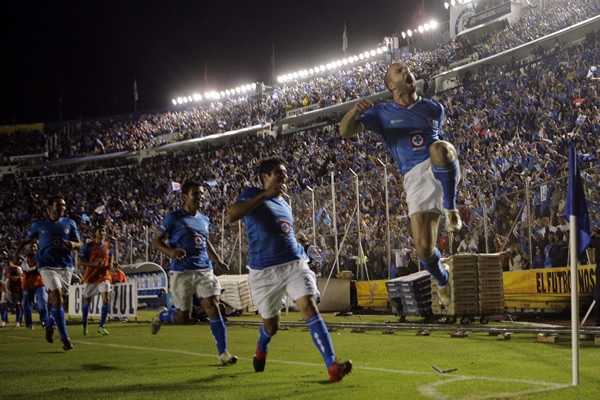 Villa colaboró con el pase de Cruz Azul