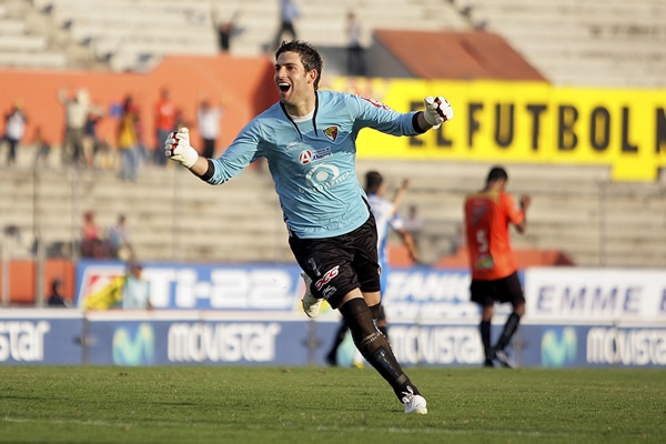 Villalpando celebra uno de los goles de su equipo