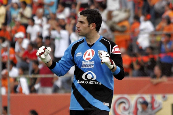 Villalpando festeja el primer tanto de su equipo