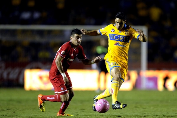Viniegra intimida al rival con su técnica.