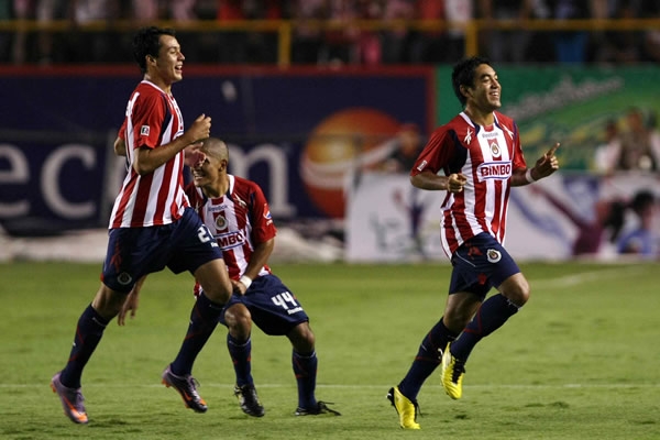 Volea impresionante de Marco Fabian para el primer gol
