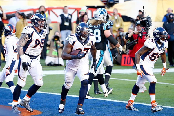 Von Miller forzó un fumble que terminó en TD para Broncos.