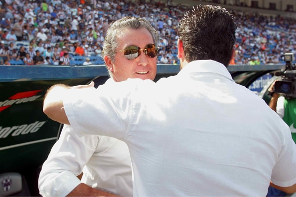 Vucetich y el Chepo se saludan antes del inicio del partido