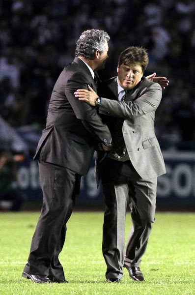 Vucetich y Herrera en el tradicional saludo de D.T.
