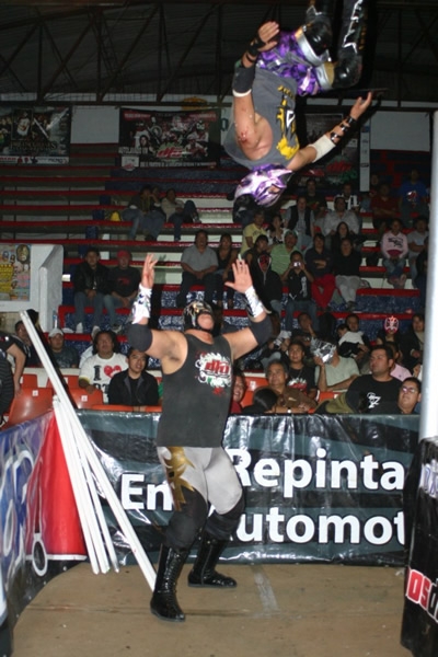 Vuelo impresionante de Aero Boy sobre Dance Boy.