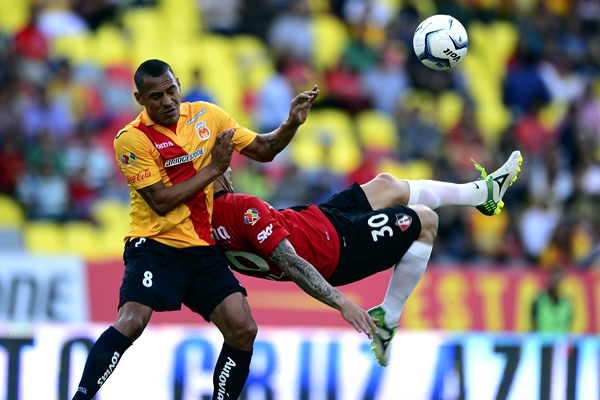 Vuoso la intenta de todas formas, Atlas necesita ganar sí o sí.