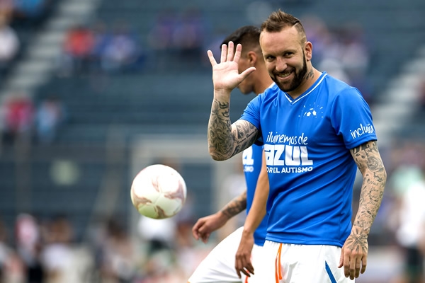 Vuoso se mostró atento en el calentamiento.