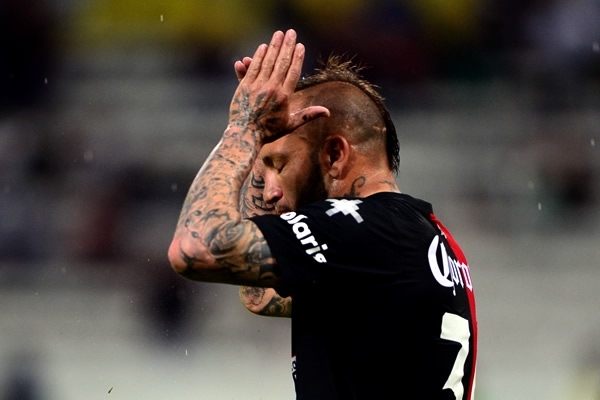 Vuosos tuvo claridad para ver la portería, pero no para concretar sus remates.