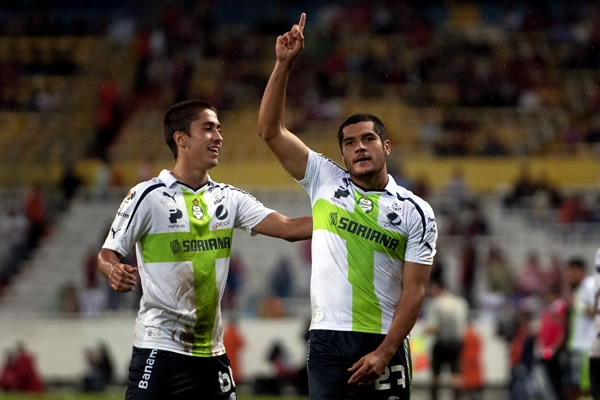 Y este levanta la mano por un lugar en el cuadro Lagunero.