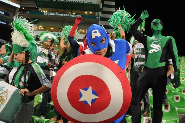 Y los superhéroes se hacen presentes para alentar.