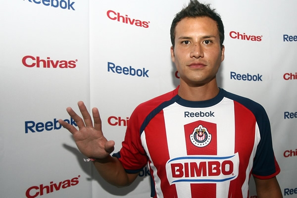 Aarón Galindo nos permite ver a detalle el primer uniforme.