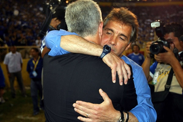 Abrazo fraternal entre Aguirre y De los Cobos.