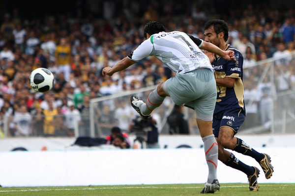 Acción Pumas-Chivas