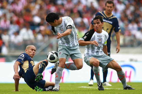 Acción Pumas-Chivas