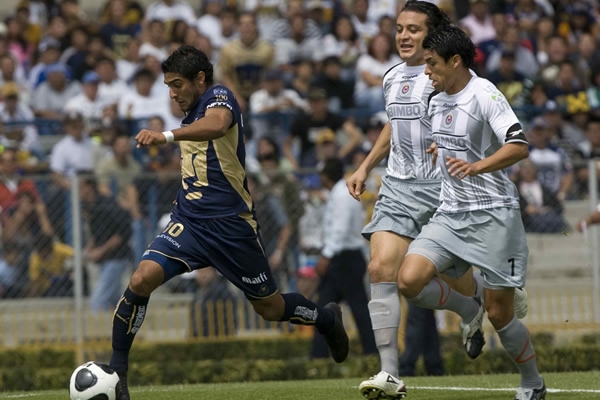 Acción Pumas-Chivas