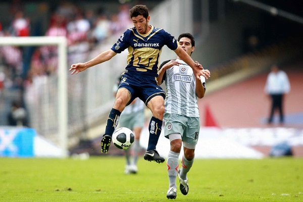 Acción Pumas-Chivas