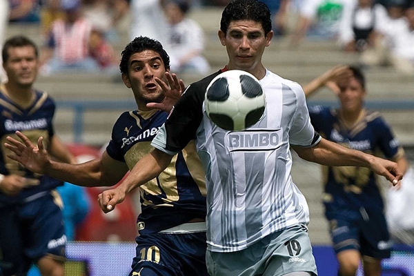 Acción Pumas-Chivas