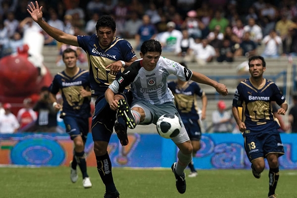 Acción Pumas-Chivas