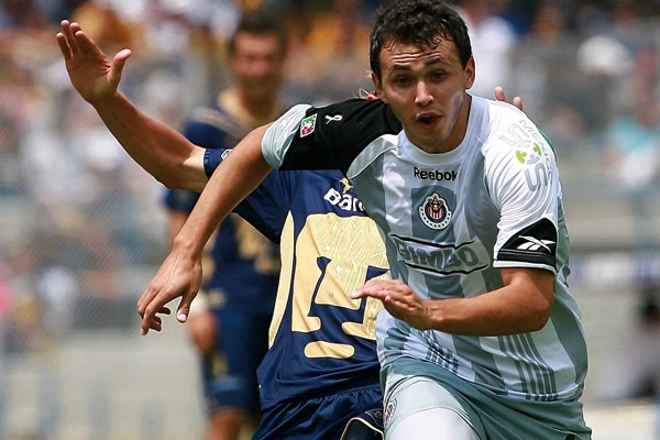 Acción Pumas-Chivas