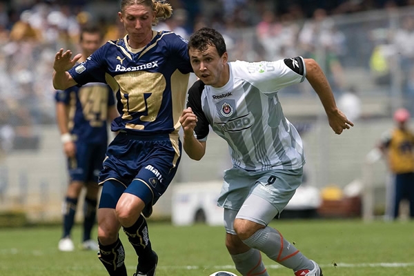 Acción Pumas-Chivas