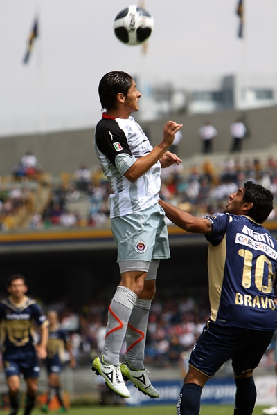 Acción Pumas-Chivas