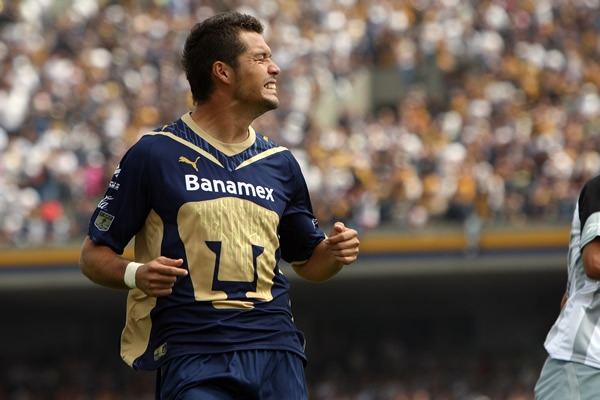 Acción Pumas-Chivas