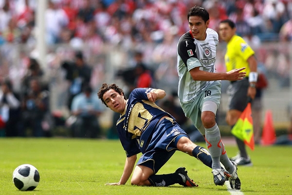 Acción Pumas-Chivas
