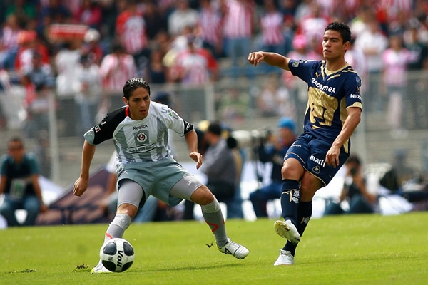 Acción Pumas-Chivas