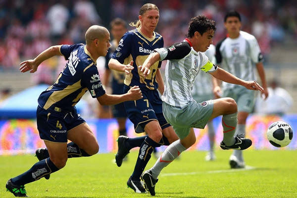 Acción Pumas-Chivas