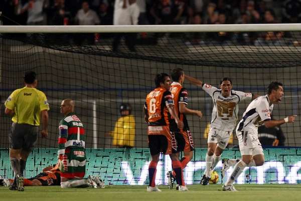 Acción Pumas 1-0 Pachuca.