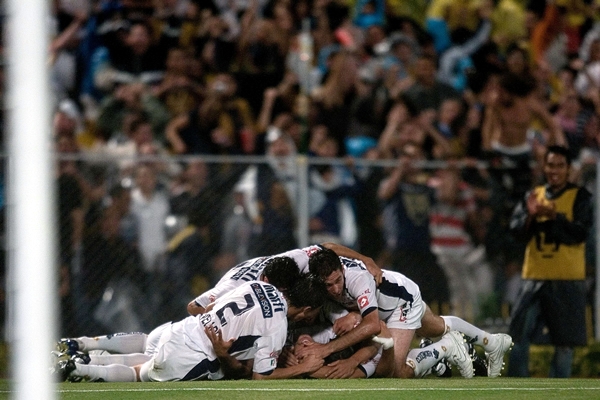 Acción Pumas 1-0 Pachuca.