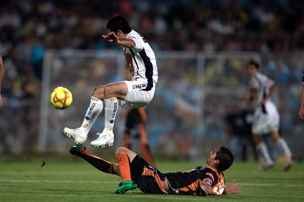 Acción Pumas 1-0 Pachuca.