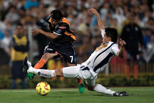 Acción Pumas 1-0 Pachuca.