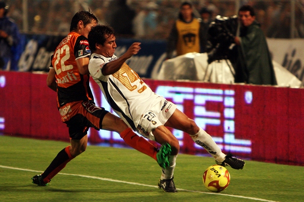 Acción Pumas 1-0 Pachuca.
