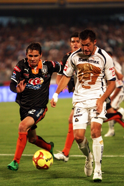 Acción Pumas 1-0 Pachuca.
