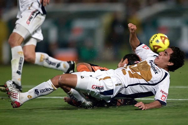Acción Pumas 1-0 Pachuca.