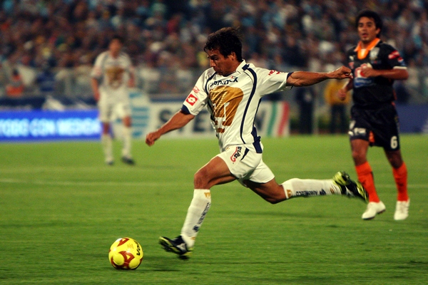 Acción Pumas 1-0 Pachuca.