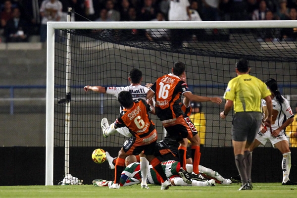 Acción Pumas 1-0 Pachuca.