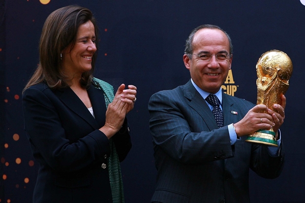 Acompañado por la Primera Dama, Margarita Zavala.