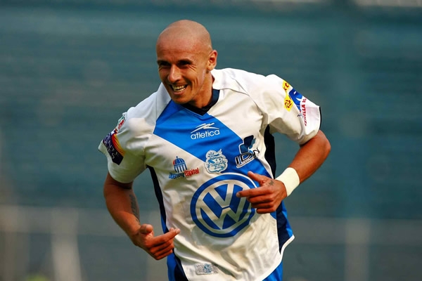Acosta, defensor uruguayo de Puebla