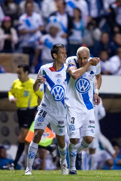 Acosta marcó un golazo de cabeza