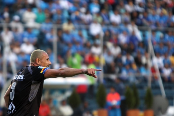 Acosta ordenando la defensaa